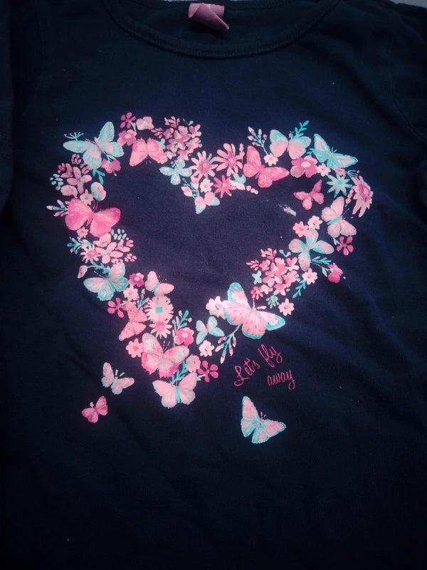 Detail des Herzmotivs aus Blumen und Schmetterlingen auf dem Sweatshirt