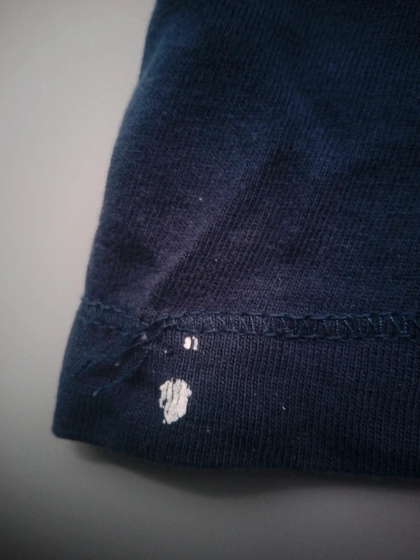 Kleiner heller Farbfleck hinten am unteren Saum des DopoDopo Sweatshirts