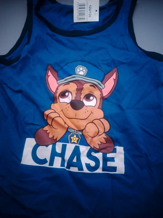 Detailaufnahme des Chase-Motivs und Schriftzugs auf dem blauen Paw-Patrol-Top