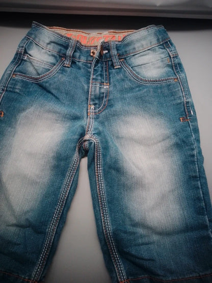Blaue Kinderjeans mit 56-Patch in Größe 122, Vorderseite