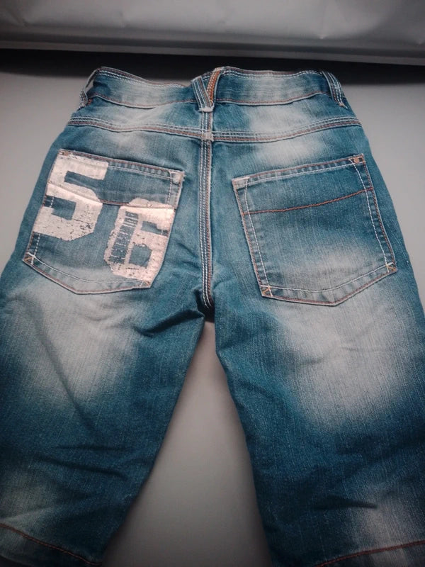 Rückansicht der blauen Kinderjeans mit 56-Patch in Größe 122