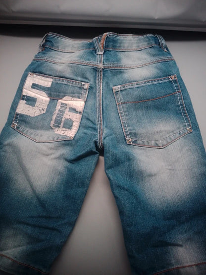 Rückansicht der blauen Kinderjeans mit 56-Patch in Größe 122