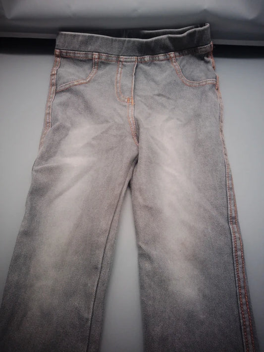 Hellgraue Kinderjeans mit Ziernähten in Größe 92, Vorderseite
