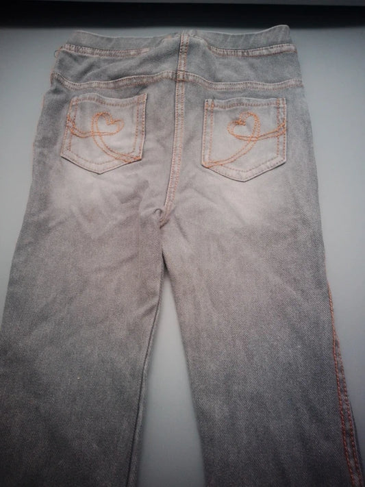 Rückansicht der hellgrauen Kinderjeans mit dekorativen Gesäßtaschen in Größe 92