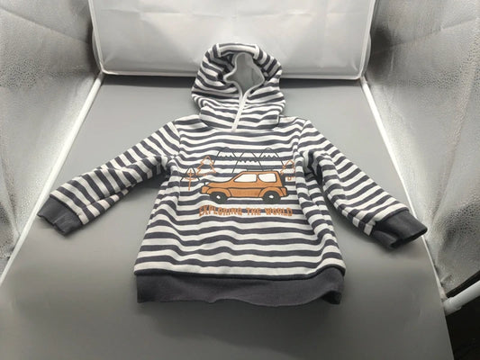 Grau-weiß gestreifter Jungen-Hoodie mit Auto-Motiv in Größe 92, Vorderseite