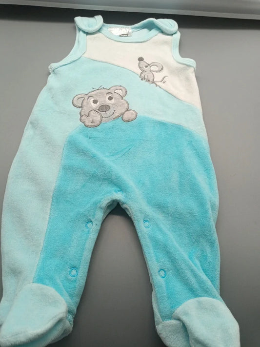 Hellblauer Baby-Strampler mit Bärchen- und Mäusemotiv und Füßchen in Größe 56, Vorderseite