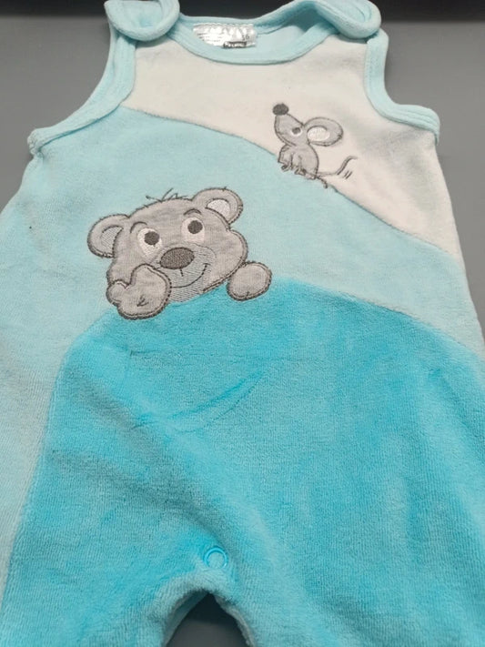 Detailaufnahme des Bärchen- und Mäusemotivs auf dem hellblauen Baby-Strampler in Größe 56