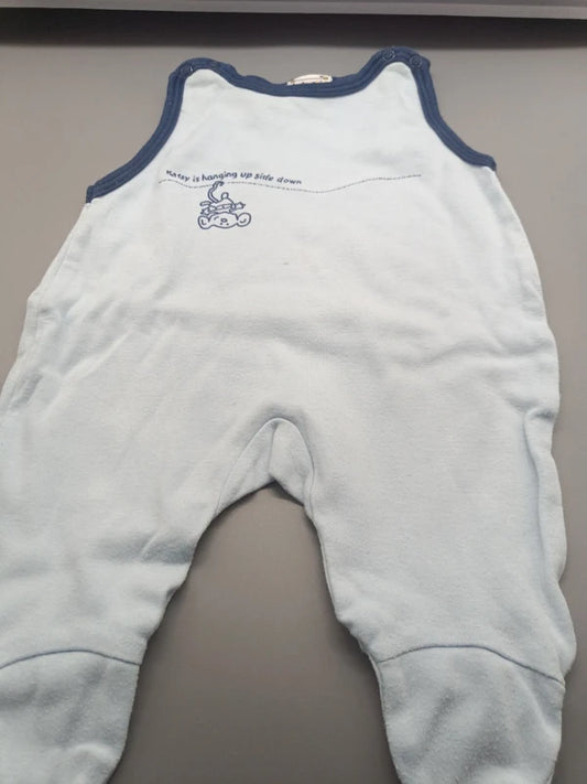 Hellblauer Babychic Strampler mit dunkelblauer Einfassung, Vorderseite