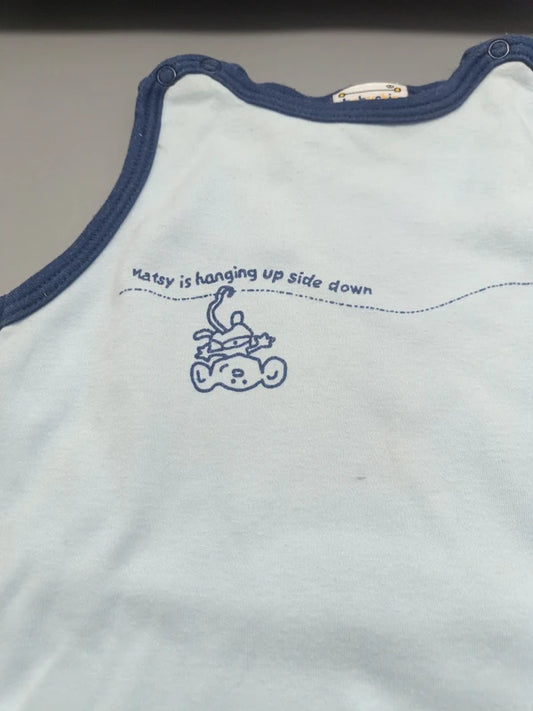 Kleines Tiermotiv und englischer Schriftzug auf dem Baby-Strampler