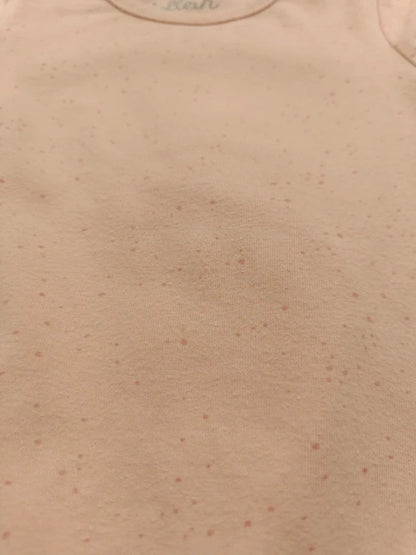 Detail des feinen Pünktchenmusters auf dem apricotfarbenen Jollein Schlafanzug