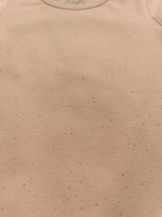 Detail des feinen Pünktchenmusters auf dem apricotfarbenen Jollein Schlafanzug