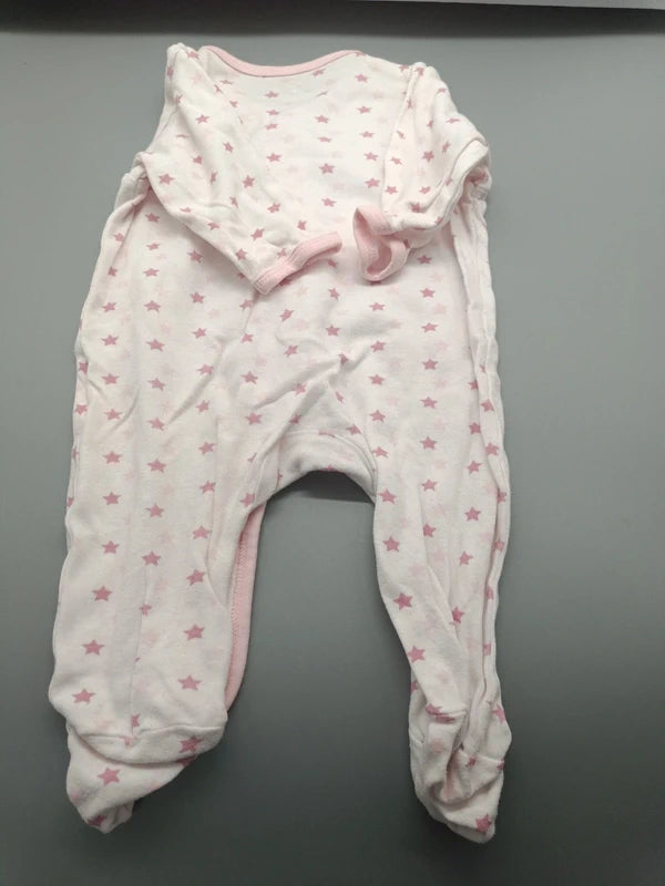 Rückseite des weiß-rosa Care Baby-Schlafanzugs