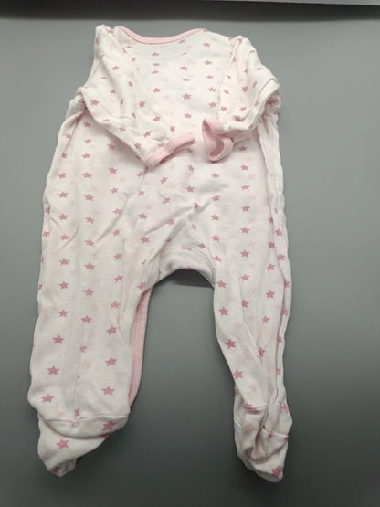 Rückseite des weiß-rosa Care Baby-Schlafanzugs