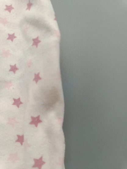 Detailfoto des kleinen Flecks an der Seite des Schlafanzugs