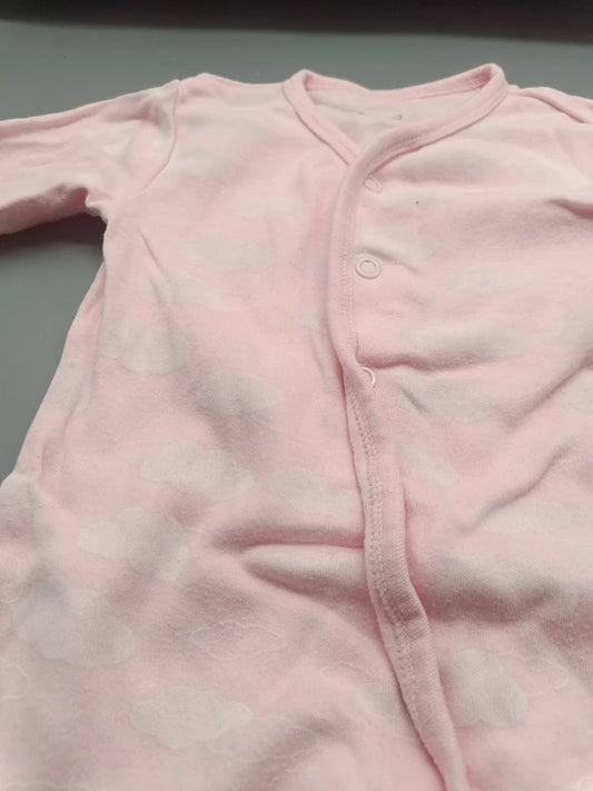 Detail der schrägen Druckknopfleiste des rosa Baby-Schlafanzugs