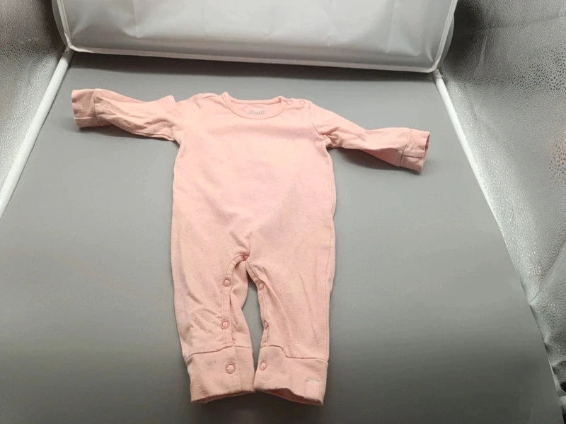 Apricotfarbener Jollein Baby-Schlafanzug Größe 50/56 mit langen Ärmeln, Vorderseite