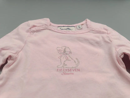 Detail von Hundemotiv und Schulterknöpfen des Sanetta Langarmshirts