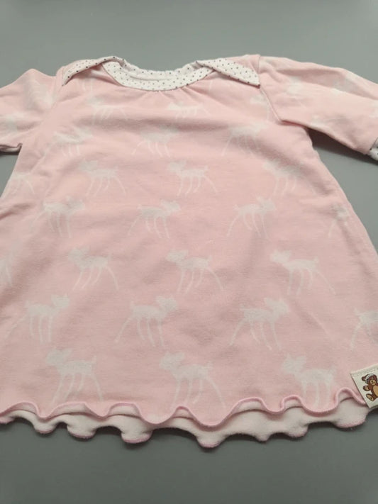 Detail des roséfarbenen Babydoc Baby-Langarmshirts mit hellem Rehkitzmuster