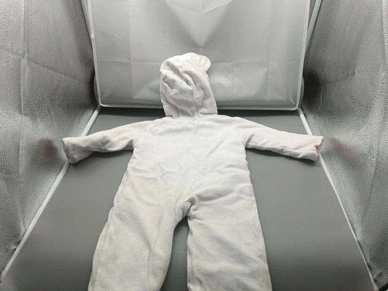 Rückseite des weißen Topomini Baby-Overalls mit Kapuze