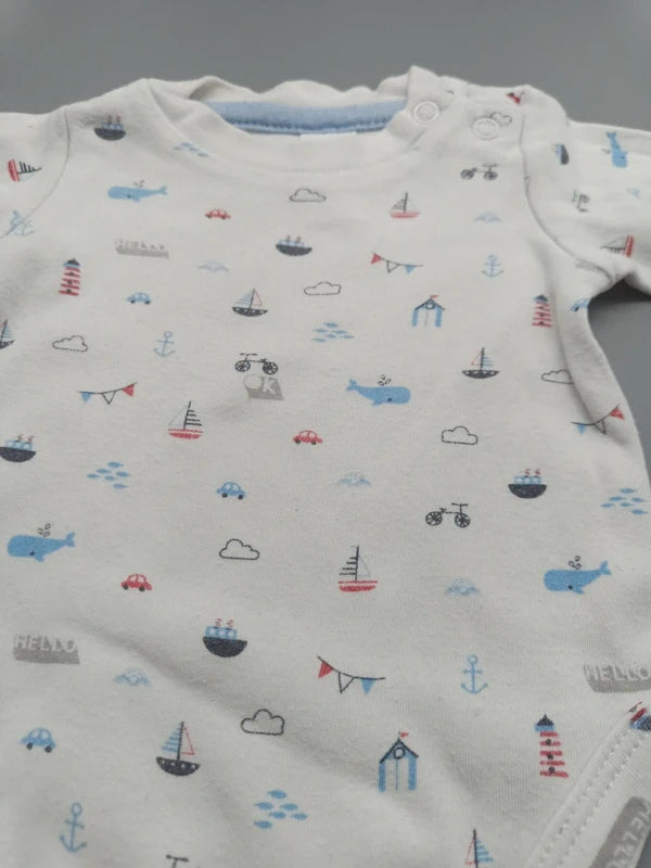 Detail der Wale, Segelboote und Anker auf dem Baby Club Body