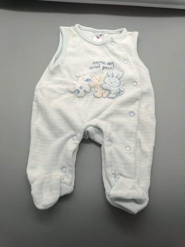 Vorderseite des weißen Baby Club Stramplers Größe 50 mit hellblauen Details und Füßchen
