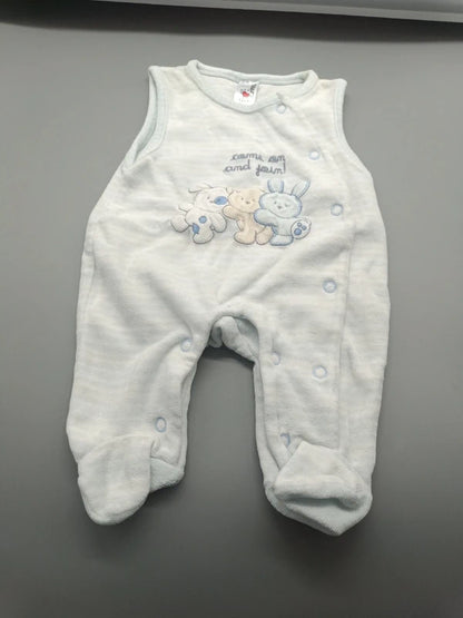 Vorderseite des weißen Baby Club Stramplers Größe 50 mit hellblauen Details und Füßchen