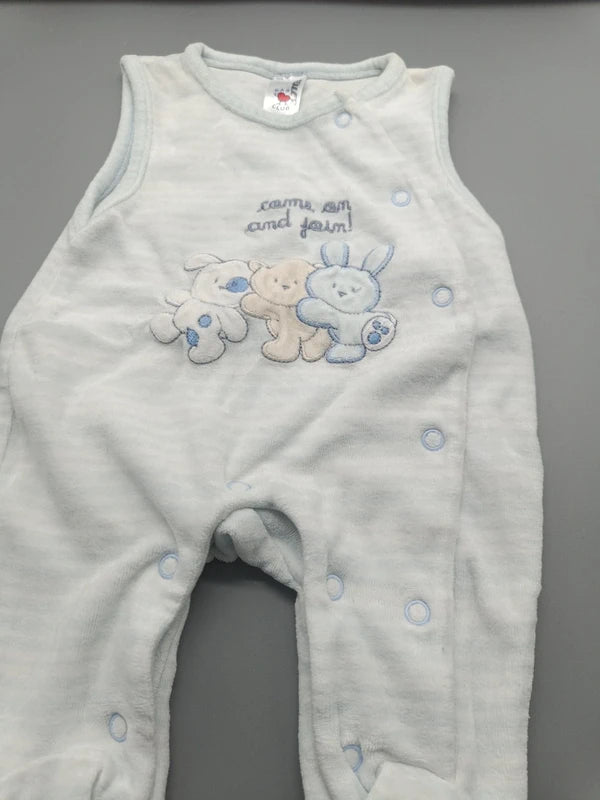 Detail des aufgestickten Tiermotivs und der Druckknöpfe am Baby Club Strampler