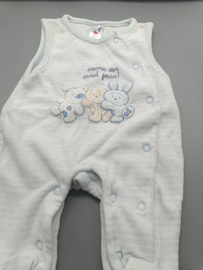 Detail des aufgestickten Tiermotivs und der Druckknöpfe am Baby Club Strampler