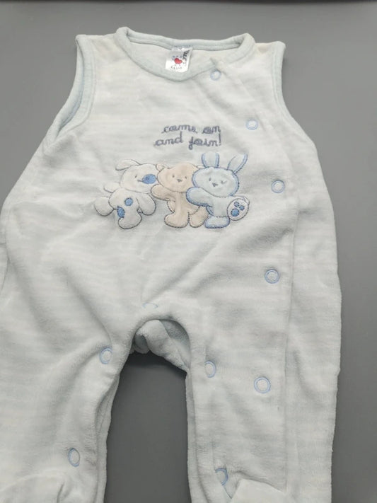 Detail des aufgestickten Tiermotivs und der Druckknöpfe am Baby Club Strampler