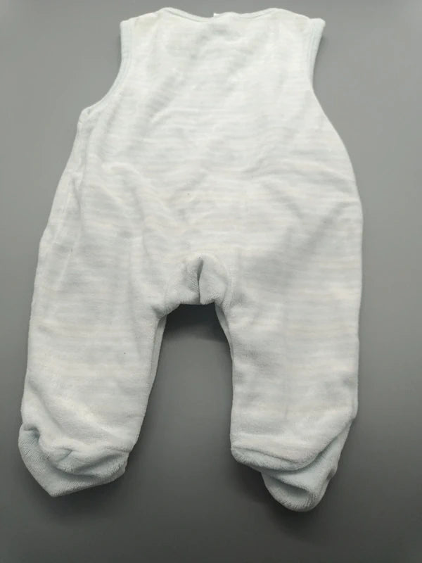 Rückseite des ärmellosen Baby Club Stramplers mit geschlossenen Füßchen
