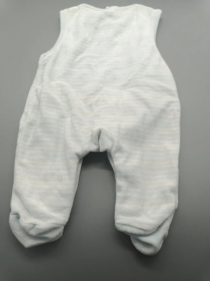 Rückseite des ärmellosen Baby Club Stramplers mit geschlossenen Füßchen