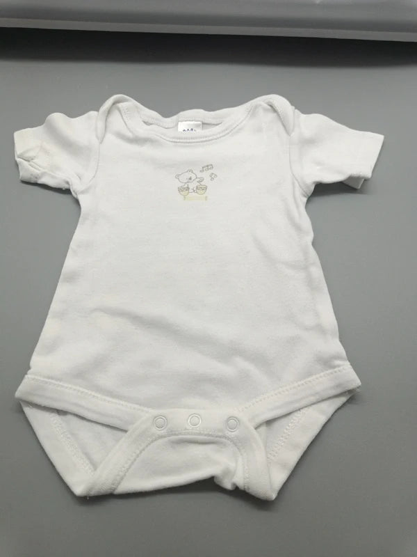 Weißer Baby Club Kurzarmbody Größe 56 mit kleinem Bärenmotiv, Vorderseite