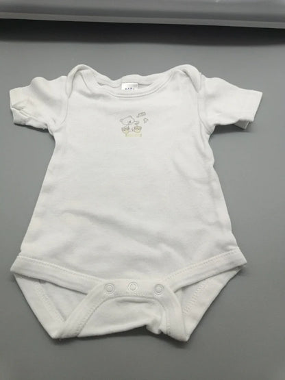 Weißer Baby Club Kurzarmbody Größe 56 mit kleinem Bärenmotiv, Vorderseite