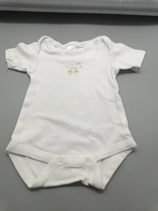 Weißer Baby Club Kurzarmbody Größe 56 mit kleinem Bärenmotiv, Vorderseite