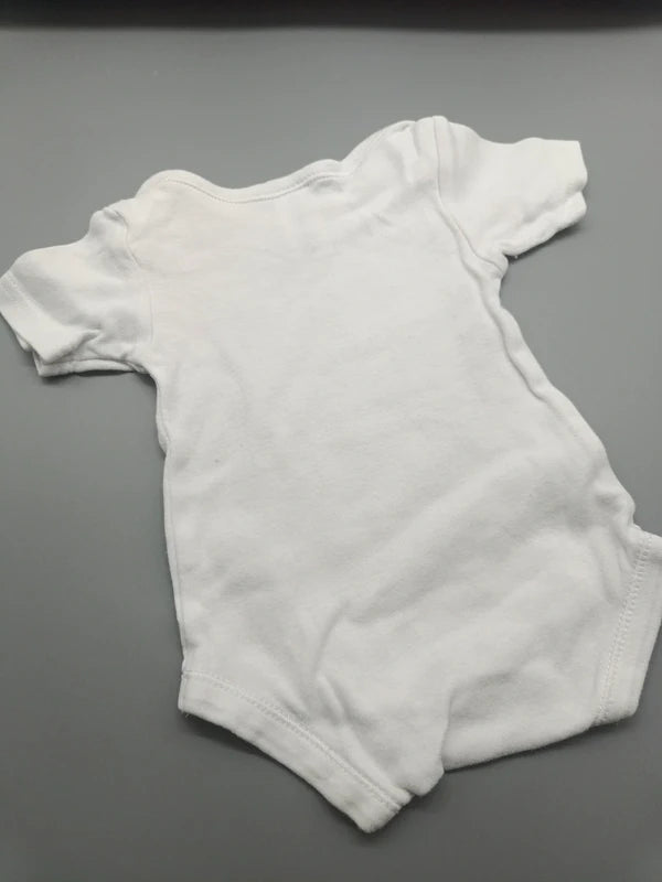 Rückseite des weißen Baby Club Kurzarmbodys