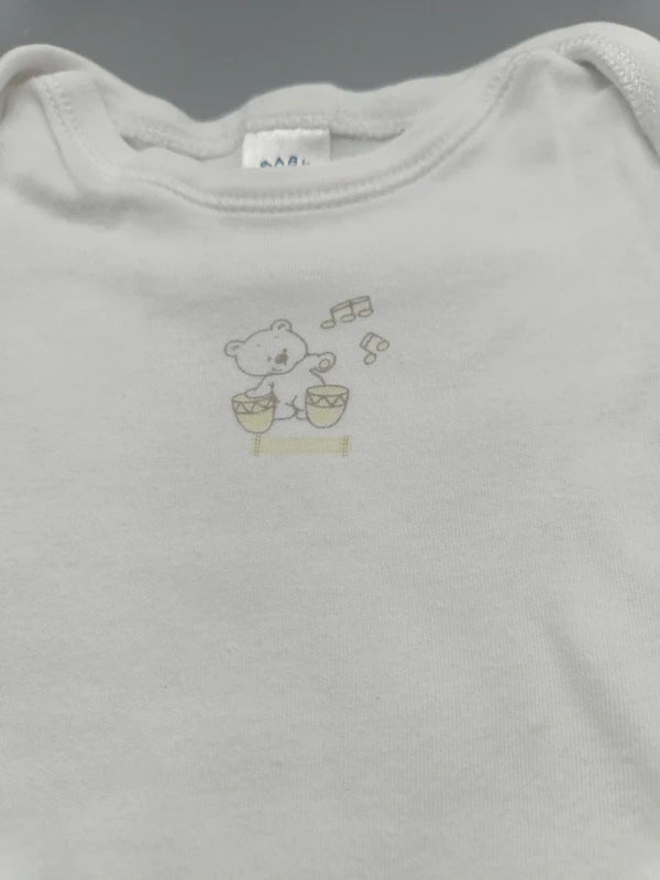Detail des kleinen Bärenmotivs mit Trommeln auf dem weißen Babybody