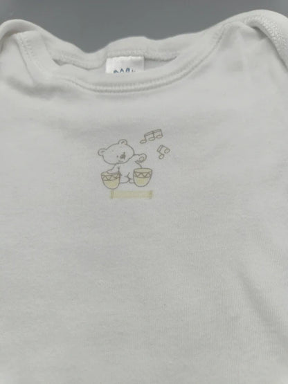Detail des kleinen Bärenmotivs mit Trommeln auf dem weißen Babybody