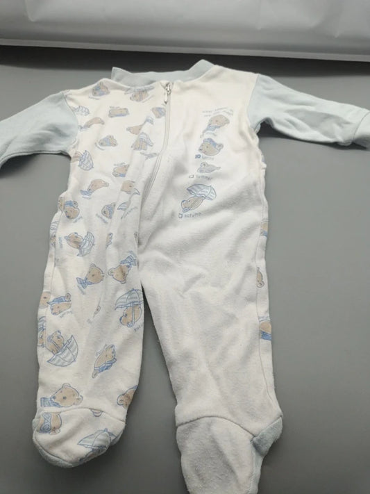 Weißer Baby-Schlafanzug mit Bärchen-Jahreszeitenmotiv und Füßchen in Größe 56, Vorderseite