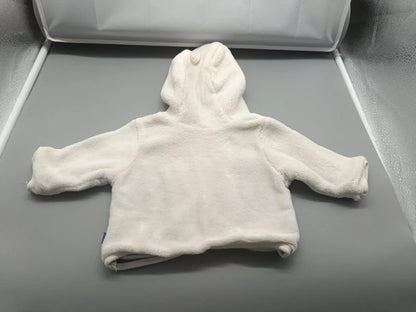 Rückseite der weißen Kapuzenjacke mit kleinen Ohren