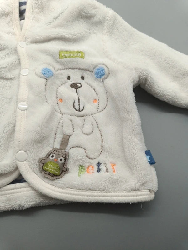 Detail des Bärenmotivs und der Druckknöpfe auf der Bornino Jacke