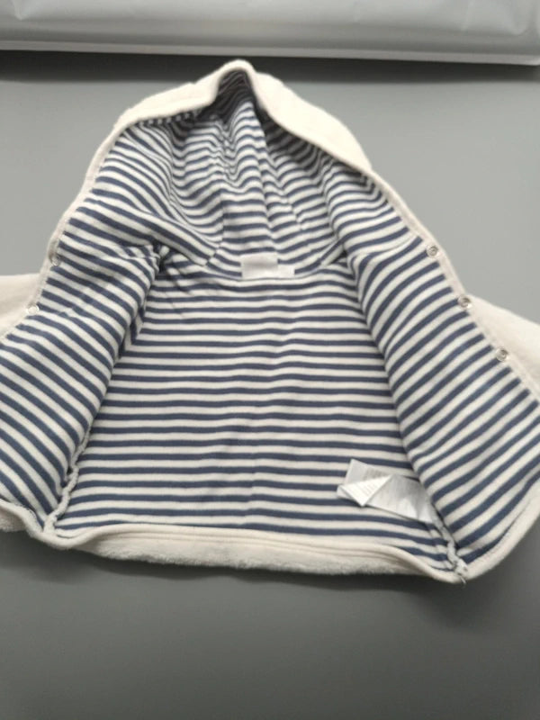 Grau-weiß gestreiftes Innenfutter der Bornino Baby-Kapuzenjacke