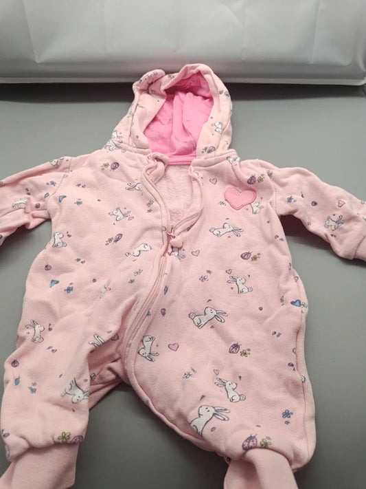 Rosa Baby-Overall mit Hasenmotiv, Kapuze und Reißverschluss in Größe 56, Vorderseite