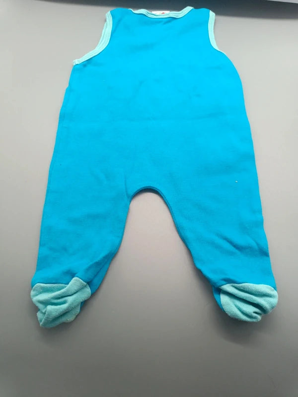 Rückseite des türkisblauen Baby-Stramplers mit geschlossenen Füßen