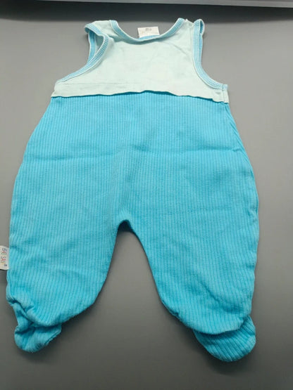 Rückseite des ärmellosen Babysana Baby-Stramplers mit geschlossenen Füßchen