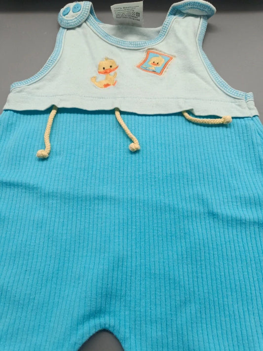 Detail der Kükenmotive und gelben Bändchen am Babysana Strampler