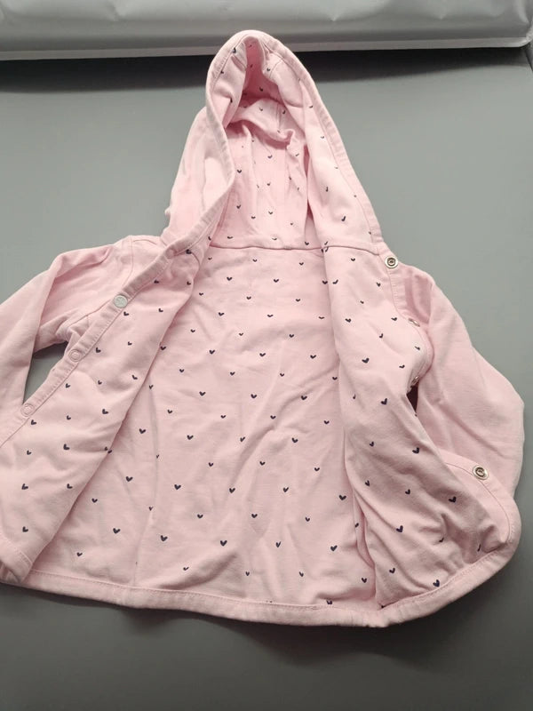 Vorderseite der rosa Nopples Baby-Kapuzenjacke mit Druckknöpfen und zwei Taschen
