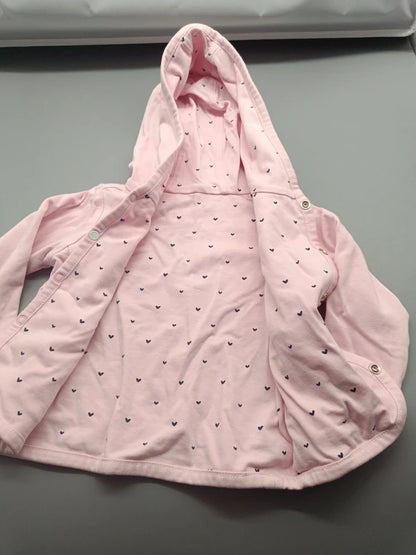 Vorderseite der rosa Nopples Baby-Kapuzenjacke mit Druckknöpfen und zwei Taschen