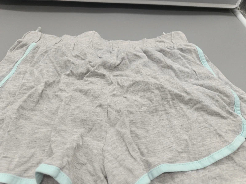 Detail des elastischen Bundes und der mintfarbenen Kanten der grauen Shorts