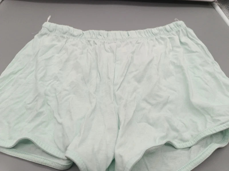 Detail des elastischen Bundes ohne Kordel und lockeren Schnitts der Sommershorts