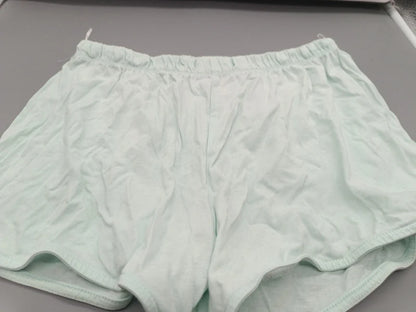 Detail des elastischen Bundes ohne Kordel und lockeren Schnitts der Sommershorts